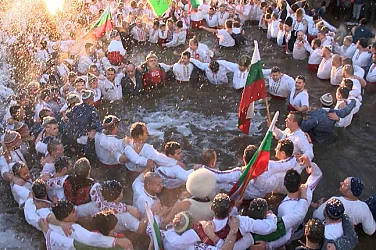 Богоявление не е състезание, кръстът не е купа. Откъде дойде „многовековната традиция“ на леденото хоро?