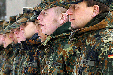Германия увеличава войската от 180 000 на 260 000, въвежда доброволна служба