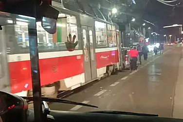 Катастрофа между трамвай и кола блокира движението в столицата