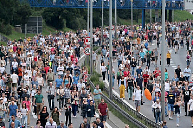 Мащабният протест в Сърбия продължава, студенти блокират пътища