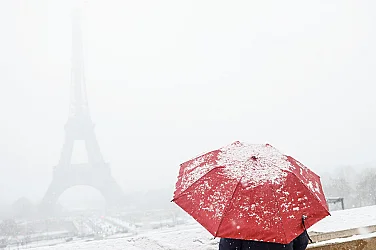 Отмениха 140 полета в Париж заради сняг
