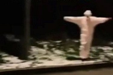 Призрак на пътя: Младеж стряска шофьори с чаршаф и скафандър