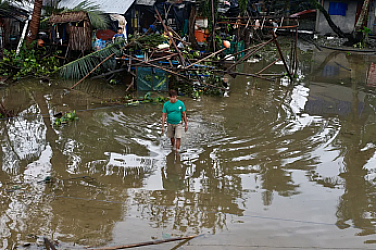 Над 100 загинали след тайфуна „Калмаеги“ – Филипините в бедствено положение