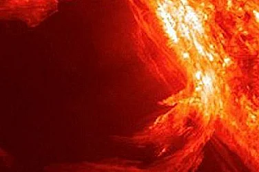 Геомагнитна буря достигна Земята, очакват се смущения в системите