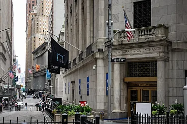 Паника на Уолстрийт: Индексите падат, доларът също