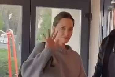 Анджелина Джоли пристигна в обстрелвания Лвов