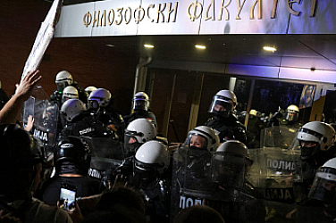 С бомби и сълзотворен газ сръбската полиция прогони протестиращи в Нови Сад