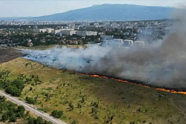 Голям пожар в столичния „Люлин“: Огънят доближи блокове и магазини