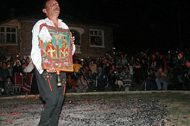 Писателят Кирил Кадийски за поповете и нестинарите: И в огъня брод има! Не се напъвайте да превръщате виното във вода