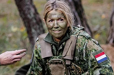 Кралицата на Нидерландия влезе в казармата