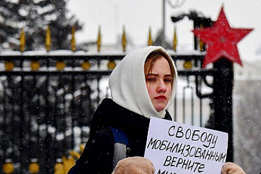 Майката на руски войник престира пред военното министерство в Москва