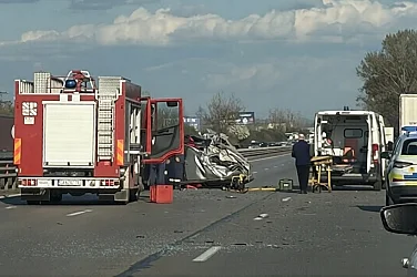 Камион помете кола на изхода на София към „Тракия“, движението е ограничено