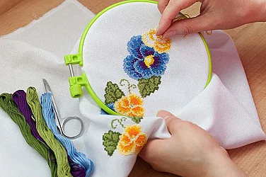 Младите се връщат към „бабините хобита“, за да избягат от екраните