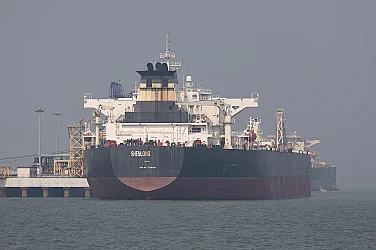 Разведряването в Ормузкия проток срина цените на петрола