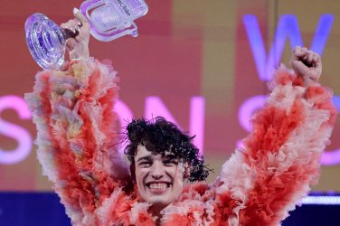 Миналогодишният победител на „Евровизия“ Немо върна трофея си в знак на протест