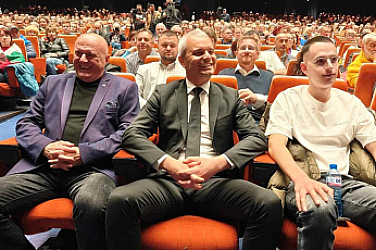 Копейките-еврофоби в НДК, Радев - в Япония - най-силният аргумент ЗА еврото. Дружна песен „Говновоз“