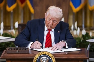 Тръмп подписа закон за 800 милиона долара помощ за Украйна за 2 години