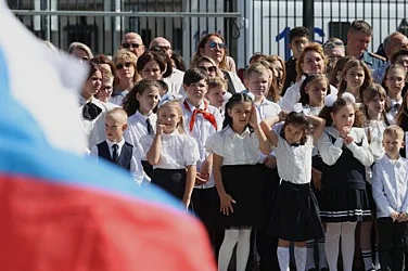 Новата „пионерска“ секта на Путин: Как Кремъл вкарва войната в класните стаи