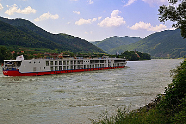 Дунав пресъхва: Круизен кораб с над 200 души заседна край тройната граница