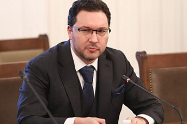 Прокурорският син от Перник да се предаде, зове министър Митов