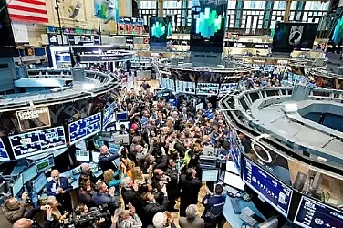 След AI паниката: Amazon се срива, но американските технологични акции поглеждат нагоре