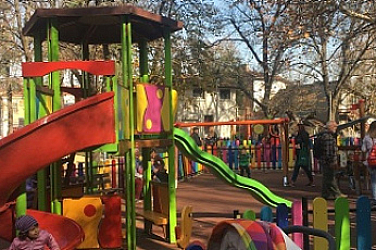 Дете е с изгаряния след токов удар от стълб до площадка във Варна