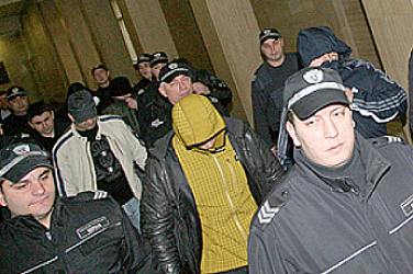 Полицията издирва трима от 