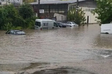 Русе под вода: Проливен дъжд наводни улици и заклещи автомобили
