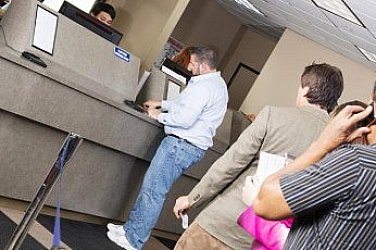 В първия работен ден банките стартират безплатен обмен на левове