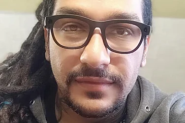 Хлябът поскъпна над сто пъти, интернетът спря, страхът остана: Говори Мехран Давари от Техеран