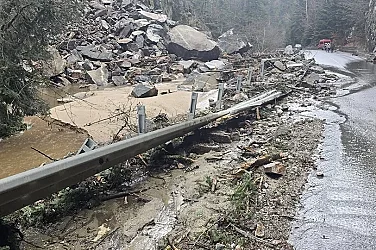 Пороите в Южна България: Затворен е пътят Велинград–Сърница, протест заради Чепинска река