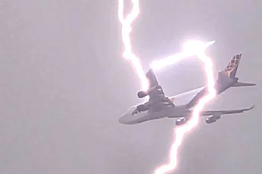 Мълния удари самолет над Варна: Зрелищни кадри и доказана авиационна сигурност