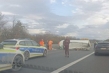 Бус се обърна на АМ 