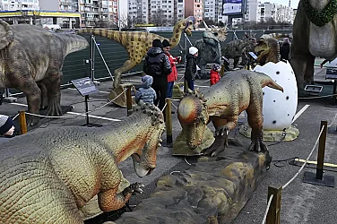 Изложба на динозаври радва децата в София