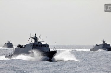 Проток под обсада: Китай изстреля ракети край Тайван