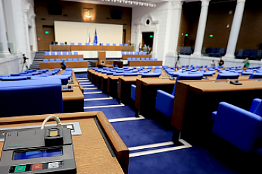 Спорният предмет „Добродетели и религии“ влиза в парламента с промените в образованието