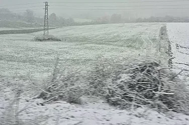 Априлски сняг затрудни движението в няколко области в България