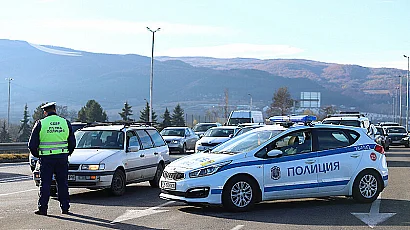 Камион се запали на „Тракия“, трафикът към София е затруднен