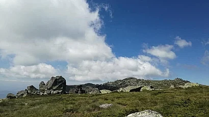 Слънчево в Западна България, облаци и дъжд в източната част на страната