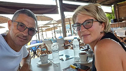 Мъж беше засмукан през прозореца на самолет, жена му разказва