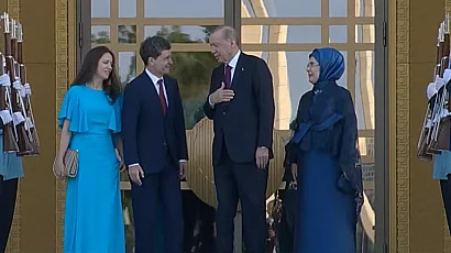 Коприна, символи и дипломация: Тайният език на първите дами в Анкара