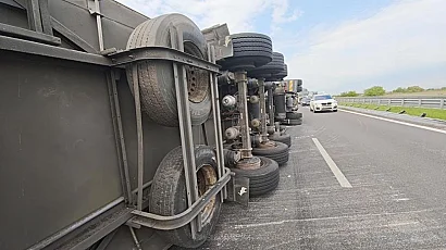 ТИР се обърна на АМ „Тракия“, движението е ограничено