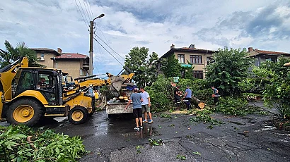 Силна буря в Приморско събори покрив на сграда, пострада дете