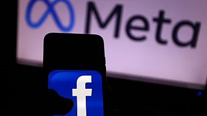 Срина се уеб версията на Facebook, мобилната работи