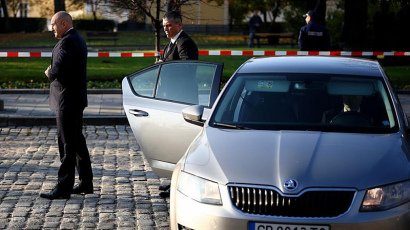 Свалиха "синия буркан" на Радев: Колата му вече е като на всички останали