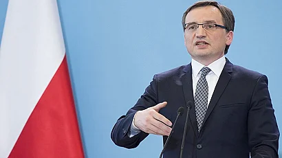 Унгария отмени статута на бежанци на бивш полски министър и заместника му