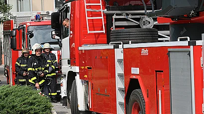Пожар гори в столичния квартал „Христо Ботев“, изпратени са четири пожарни