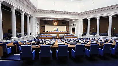 Парламентът започва с блицконтрол, Радев на среща на ЕС