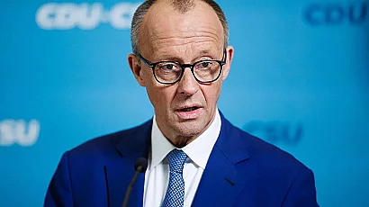 Скандалът със сурогатното майчинство разклати властта на Мерц в Германия