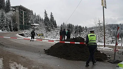 Кметът на Смолян обяви бедствено положение заради свлачището на пътя за Пампорово